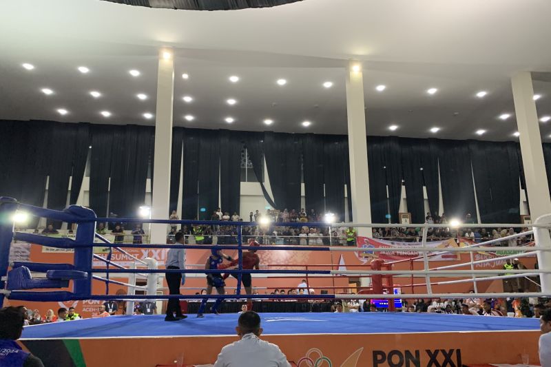 Pertandingan partai final cabang olahraga muaythai PON Aceh-Sumut di Bale Meuseuraya Aceh pada Selasa malam.ANTARA/Mario Sofia Nasution