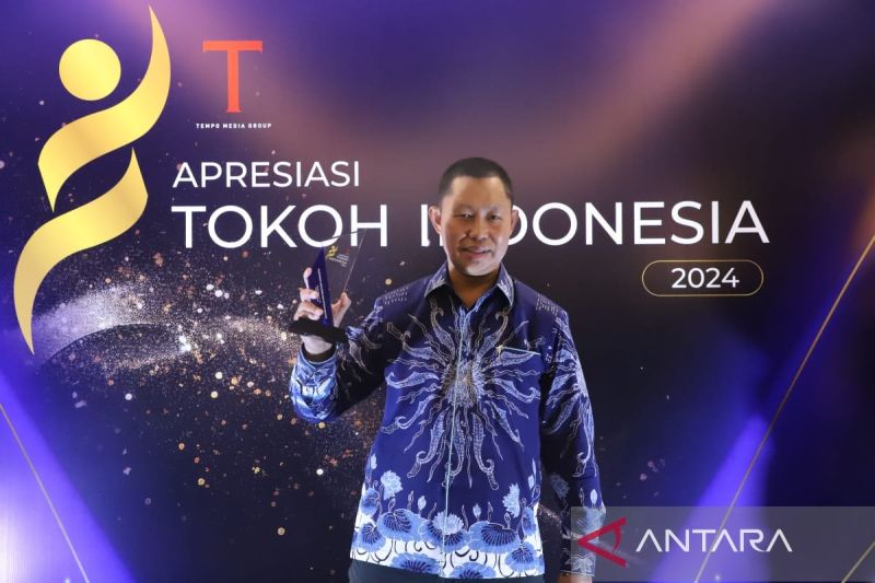 Penjabat Bupati Bogor Asmawa Tosepu menerima penghargaan dari Tempo Media Grup di Jakarta, Selasa (10/9/2024). (ANTARA/HO-Humas Pemkab Bogor)