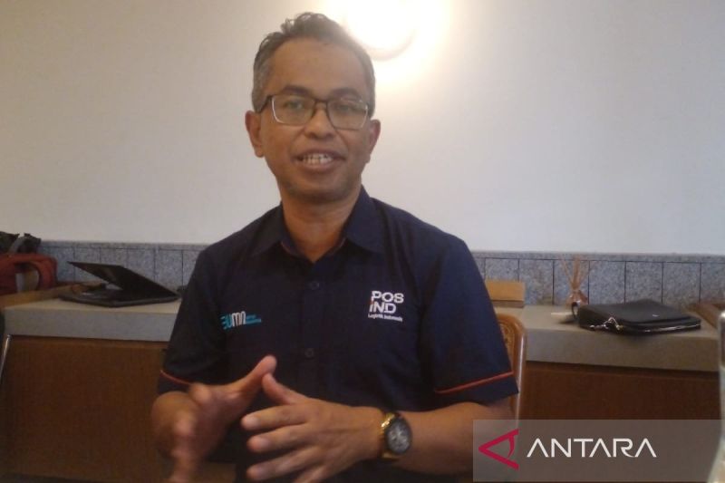Vice President Corporate Communication PT Pos Indonesia Heri Nugrahanto memberikan keterangan di Medan, Sumatera Utara. (ANTARA/ M. Sahbainy Nasution)