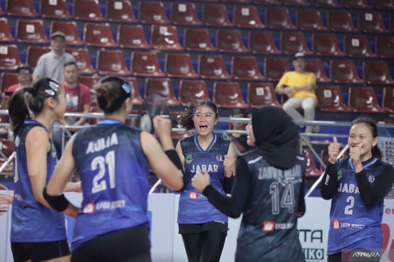 Para pemain tim putri Jawa Barat merayakan kemenangan usai menekuk Jawa Timur dalam Kejurnas Bola Voli Indoor 2023 yang menjadi Babak Kualifikasi PON XXI/2024 di GOR Bulungan Jakarta, Rabu (25/10/2023). (ANTARA/HO-PP PBVSI)