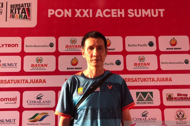Pelatih bulu tangkis nomor beregu putraK Jakarta Chandra Alex di Pekan Olahraga Nasional (PON) XXI Aceh-Sumut 2024 berpose setelah timnya meraih kemenangan kedua dan melaju ke semifinal di GOR PBSI Sumut, Deli Serdang, Selasa (10/9/2024). (ANTARA/Zaro Ezza Syachniar)