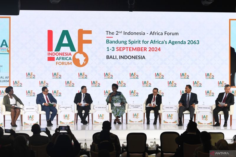 Minister of State for Fisheries Uganda Adoa Hellen (tengah) menyampaikan pandangannya bersama Kepala Badan Pangan Nasional Arief Prasetyo Adi (ketiga kiri), Secretary General Council of Palm Oil Producing Countries Rizal Affandi Lukman (ketiga kanan), CEO Bidco Africa Vimal Shah (kedua kanan), Chief Marketing Officer PTPN III Dwi Sutoro (kedua kiri), President Director of Sinar Mas Agro Resources and Technology Iwan Tirtariyadi (kanan) dan moderator Lilian Ndungu (kiri) saat Diskusi Panel sesi V