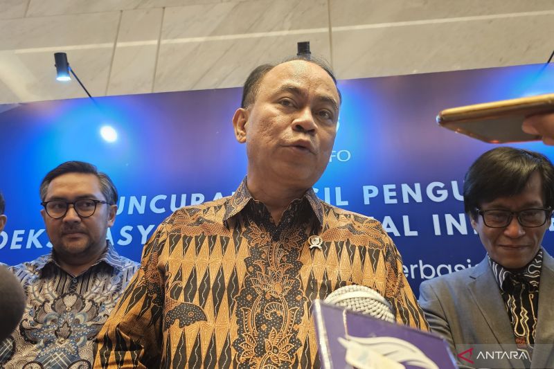 Communication and Informatics Minister Budi Arie Setiadi delivering a statement to the press in Jakarta on Tuesday (September 10, 2024). (ANTARA/Livia Kristianti)