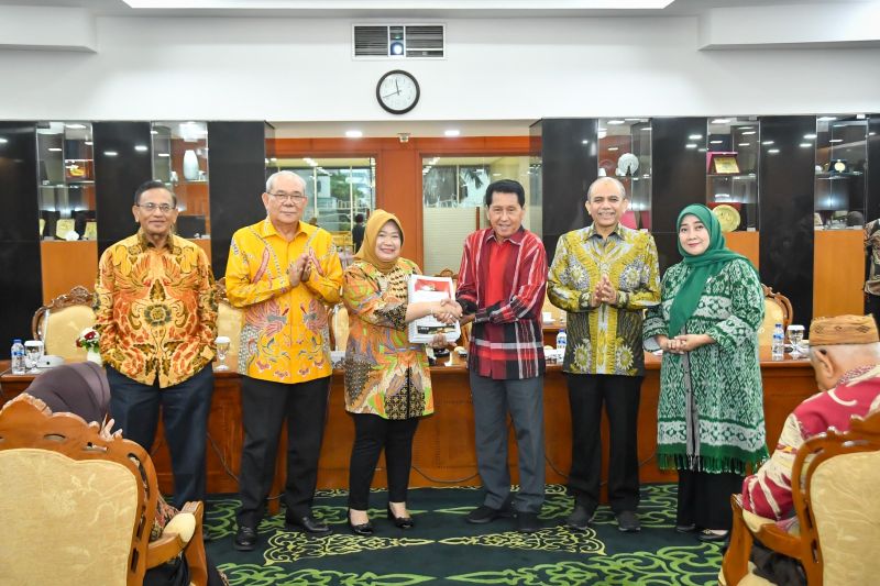Ketua Komisi Kajian Ketatanegaraan (K3) MPR Daryatmo Mardiyanto serahkan laporan dan pertanggungjawaban tahun 2020-2024 kepada Plt Sekretaris Jenderal MPR RI Siti Fauziah dalam Rapat Pleno K3 MPR RI Penutupan Periode 2019-2024, di Kompleks Parlemen, Senayan, Jakarta, Selasa (10/9/2024). (ANTARA/HO-MPR)