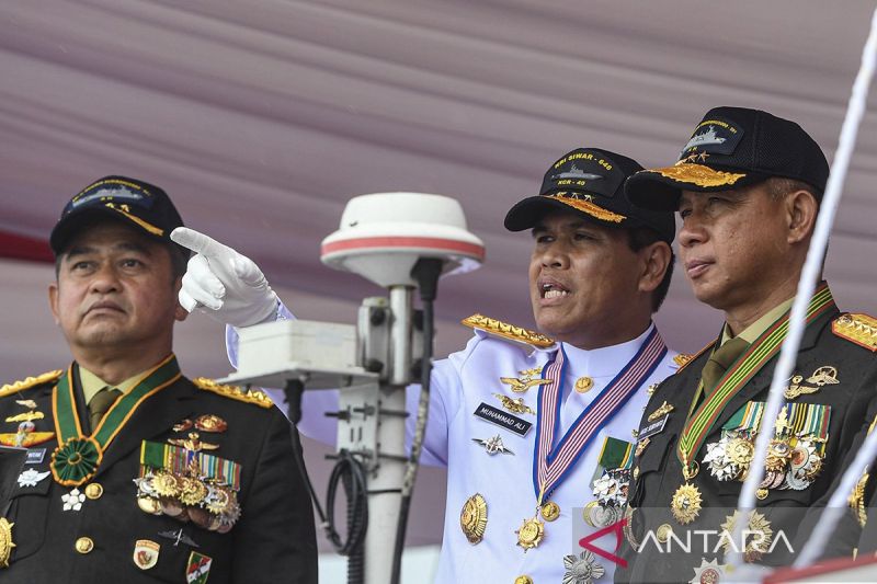 Panglima TNI Jenderal TNI Agus Subiyanto (kanan) berbincang dengan KSAL Laksamana TNI Muhammad Ali (tengah) dan KSAD Jenderal TNI Maruli Simanjuntak (kiri) pada peringatan HUT Ke-79 TNI Angkatan Laut di KRI dr. Radjiman Wedyodiningrat-992, Perairan Teluk Jakarta, Selasa (10/9/2024). Peringatan HUT Ke-79 TNI AL tersebut mengambil tema "Dengan Semangat Jalesveva Jayamahe TNI AL Siap Mewujudkan Nusantara Baru Indonesia Maju". ANTARA FOTO/Muhammad Adimaja/Spt.