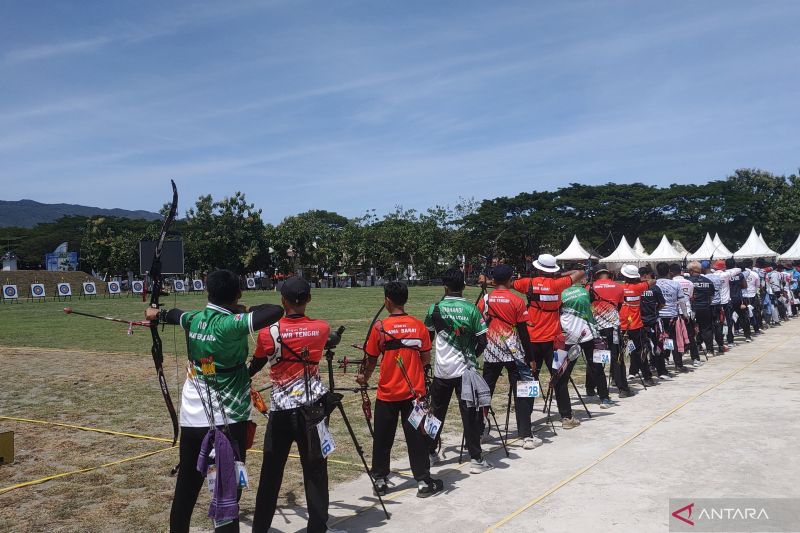 Atlet panahan dari berbagai provinsi bertanding dalam kualifikasi divisi recurve putra dan putri dalam Pekan Olahraga Nasional (PON) XXI/2024 Aceh-Sumatera Utara di Stadion Harapan Bangsa, Banda Aceh, Selasa (10/9/2024). ANTARA/Risky Syukur