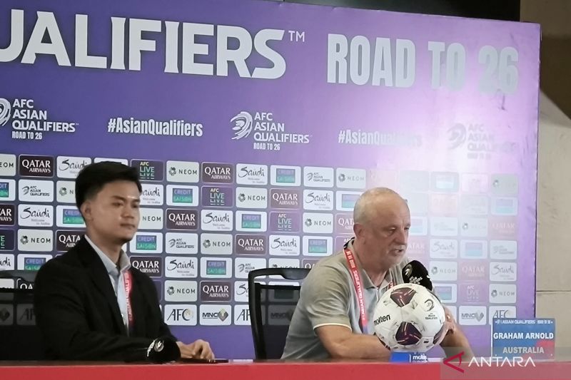 Pelatih tim nasional Australia Graham Arnold (kanan) memberikan keterangan usai laga Grup C putaran ketiga kuakifikasi Piala Dunia zona Asia di Stadion Utama Gelora Bung Karno, Jakarta, Selasa (10/92024). (ANTARA/Michael Siahaan)