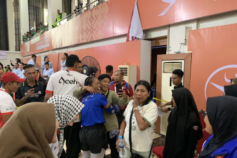 Tim muaythai Aceh merayakan emas kedua yang mereka dapat di partai final nomor laga yang digelar di Bale Meuseuraya Aceh,Selasa malam.ANTARA/Mario Sofia Nasution