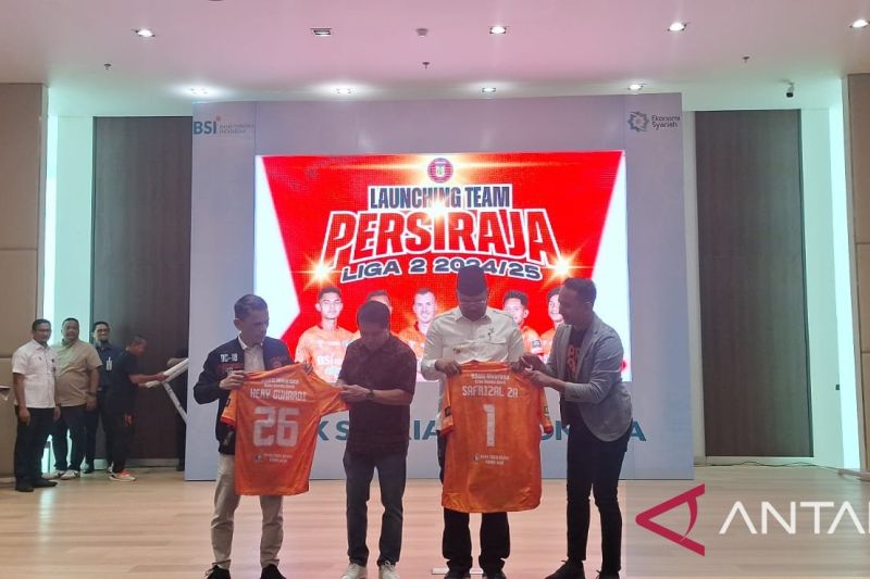 Pj Gubernur Aceh bersama dengan Dirut BSI menerima jersey Persiraja Usai penandatanganan kerjasa sama dan peluncuran team Persiraja Liga 2 2024/2025 di Banda Aceh, Selasa. (ANTARA/M Ifdhal)