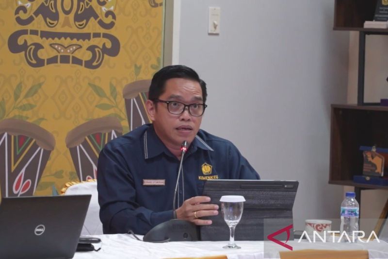 Bidang Pembinaan Pelaksanaan Anggaran I DJPb Provinsi Papua Barat Bernand Situmorang saat konferensi pers di Gedung Keuangan Manokwari. (ANTARA/Fransiskus Salu Weking)