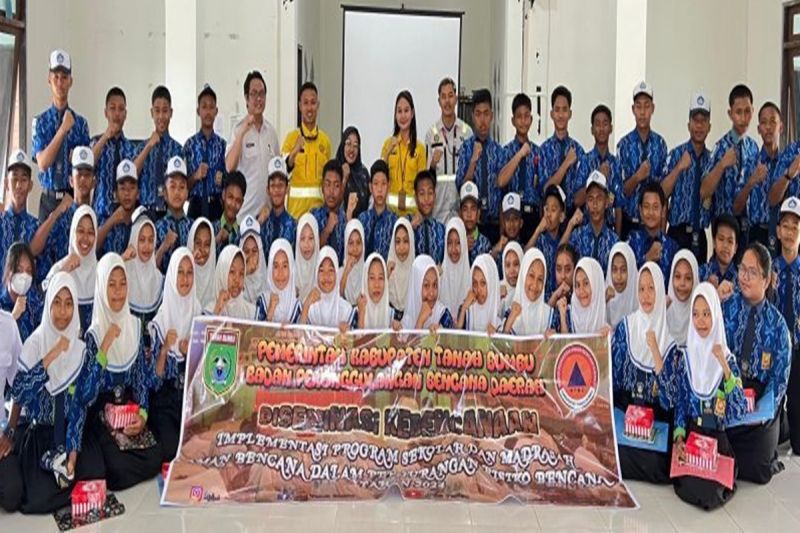 Puluhan pelajar SMP di Tanah Bumbu ikuti sosialisasi kebencanaan (ANTARA/HO-Diskominfo Tanah BUmbu)