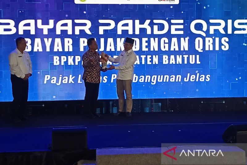 Bupati Bantul Daerah Istimewa Yogyakarta Abdul Halim Muslih pada peluncuran inovasi bayar pajak dengan QRIS di Kabupaten Bantul Daerah Istimewa Yogyakarta. Rabu (11/9/2024) ANTARA/Hery Sidik