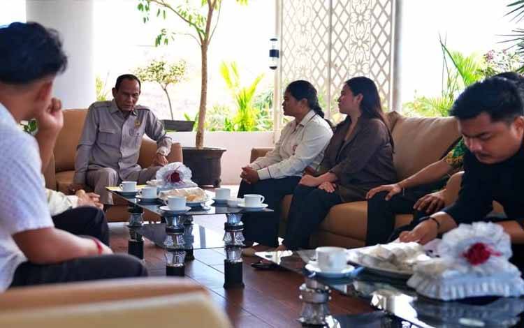 Ketua Sementara DPRD Kalteng Arton S Dohong saat menerima audiensi KMHDI Palangka Raya (Foto : IST)