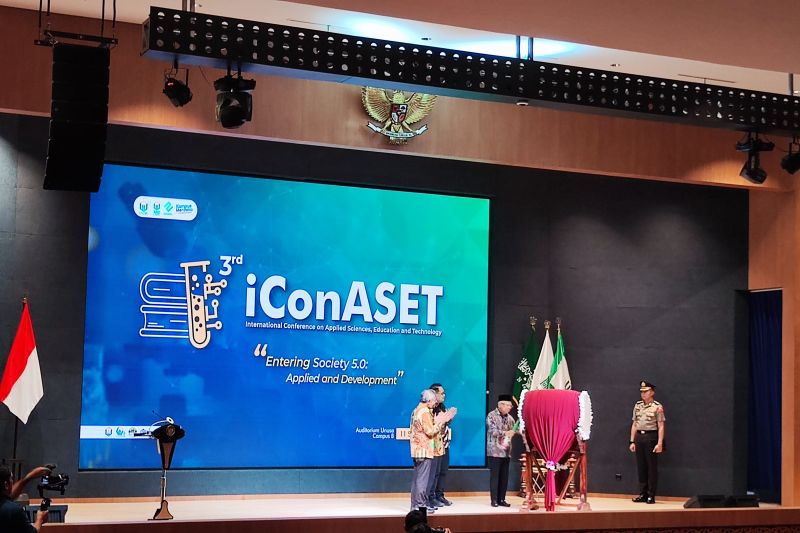 Wakil Presiden Ma'ruf Amin memberikan ssmbutan pada konferensi International Conference on Applied Sciences, Education, and Technology (iConASET) 2024 di Universitas Nahdlatul Ulama Surabaya (UNUSA), Surabaya, Jawa Timur, Rabu (11/9/2024). ANTARA/Mentari Dwi Gayati