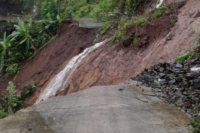 Kondisi jalan yang terputus akibat terdampak bencana tanah longsor di Kampung Cinangsi, Desa Toblong, Kecamatan Peundeuy, Kabupaten Garut, Jawa Barat, Rabu (11/9/2024). (ANTARA/HO-Polres Garut)
