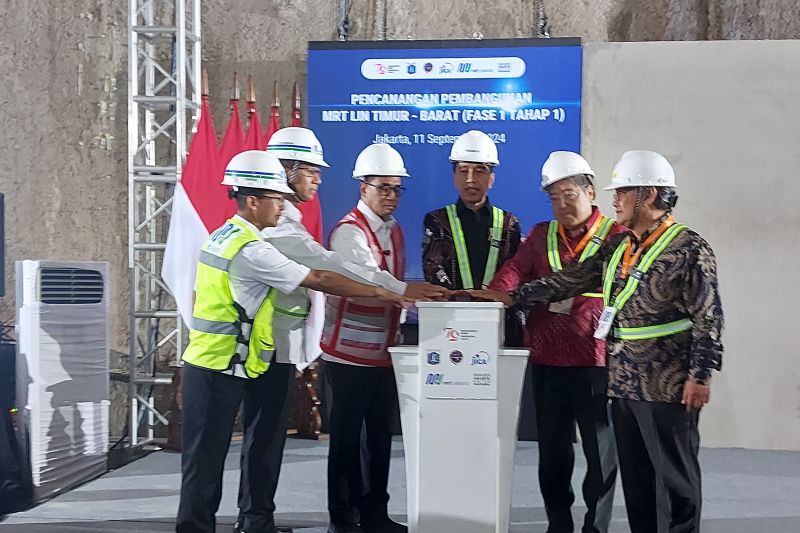 Presiden Joko Widodo didampingi Pj Gubernur DKI Jakarta Heru Budi Hartono dan pejabat terkait menekan tombol sirine pencanangan koridor MRT Medansatria-Tomang di Halte MRT Thamrin, Jakarta Pusat, Rabu (11/9/2024) (ANTARA/Andi Firdaus)