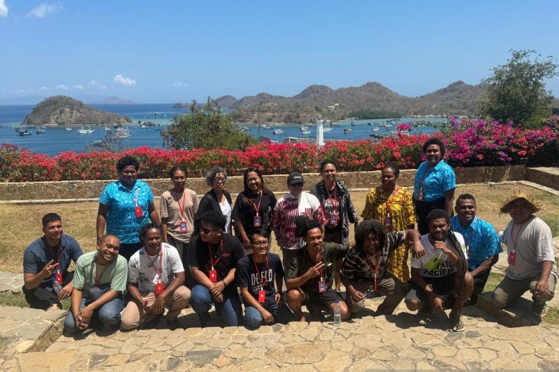 Peserta dari Indonesia dan negara-negara Melanesia, yaitu Fiji, Vanuatu, Nauru dan Kaledonia Baru, berfoto bersama dengan Direktur Diplomasi Publik Kementerian Luar Negeri Ani Nigeriawati (baris pertama, tengah memakai topi) di Puncak Waringin, Labuan Bajo, Manggarai Barat, Nusa Tenggara Timur (NTT), Rabu (11/9/2024). (ANTARA/Cindy Frishanti)