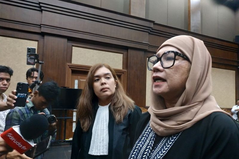 Direktur Utama (Dirut) PT Pertamina (Persero) periode 2009-2014 Galaila Karen Kardinah alias Karen Agustiawan (kanan) saat ditemui usai pembacaan dakwaan di Pengadilan Tindak Pidana Korupsi (Tipikor) pada Pengadilan Negeri (PN) Jakarta Pusat, Senin (12/02/2024). ANTARA/Agatha Olivia Victoria