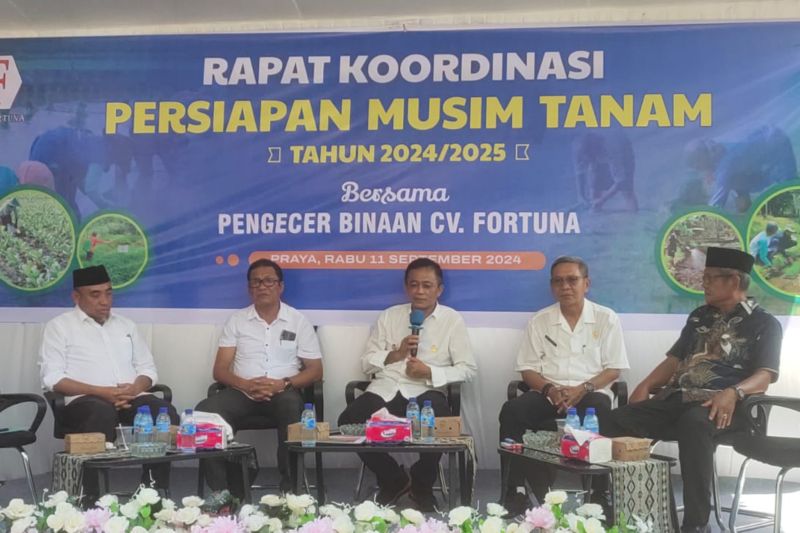 Bupati Lombok Tengah, Provinsi NTB, Lalu Pathul Bahri (Tengah) saat acara sosialisasi pola tanam kepada petani di Kecamatan Praya, Rabu (11/09/2024) (ANTARA/Akhyar Rosidi)