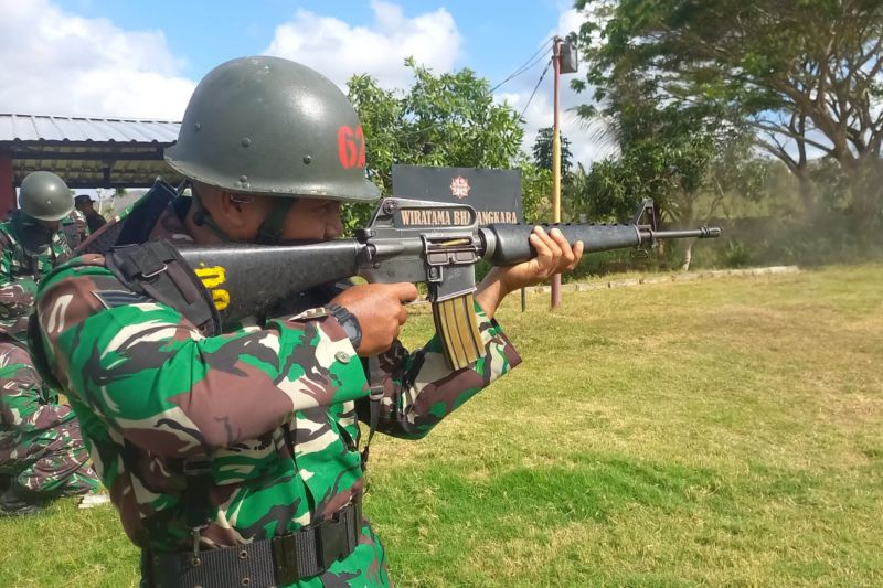Anggota Kodim 1620 Lombok Tengah, Provinsi NTB saat melakukan latihan menembak di Lat Bak Batalyon A Sat Brimob Sade, di Praya, Rabu (11/09/2024). ANTARA/HO-Humas Kodim 1620 Lombok Tengah