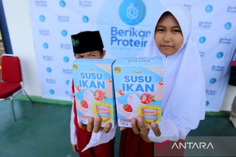 Ilustrasi - Dua orang anak menunjukkan produk susu ikan saat peluncuran di Kandanghaur, Indramayu, Jawa Barat, Selasa (15/8/2023). ANTARA FOTO/Dedhez Anggara/foc/am.