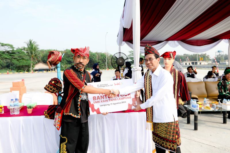 Produk UMKM di Tol Bakter berlakukan QRIS untuk transaksi di rest area. ANTARA/HO