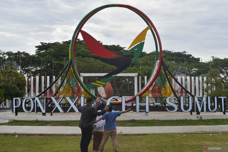 Ilustrasi - Warga berfoto di area instalasi logo PON XXI Aceh-Sumut 2024 di kawasan Stadion Harapan Bangsa, Banda Aceh, Aceh, Minggu (8/9/2024). (ANTARA/Budi Candra Setya)
