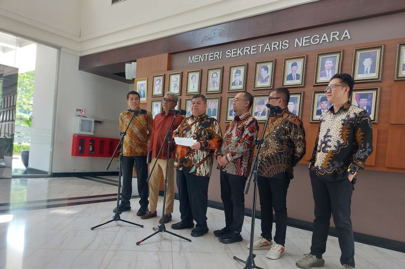 Panitia Seleksi (Pansel) Calon Pimpinan dan Dewan Pengawas Komisi Pemberantasan Korupsi (KPK) periode 2024-2029 Muhammad Yusuf Ateh (tengah) saat menyampaikan keterangan hasil tes asesmen calon pimpinan dan calon dewan pengawas KPK di Lobby Gedung Utama, Kementerian Sekretariat Negara, Jakarta Pusat, Rabu (11/9/2024).