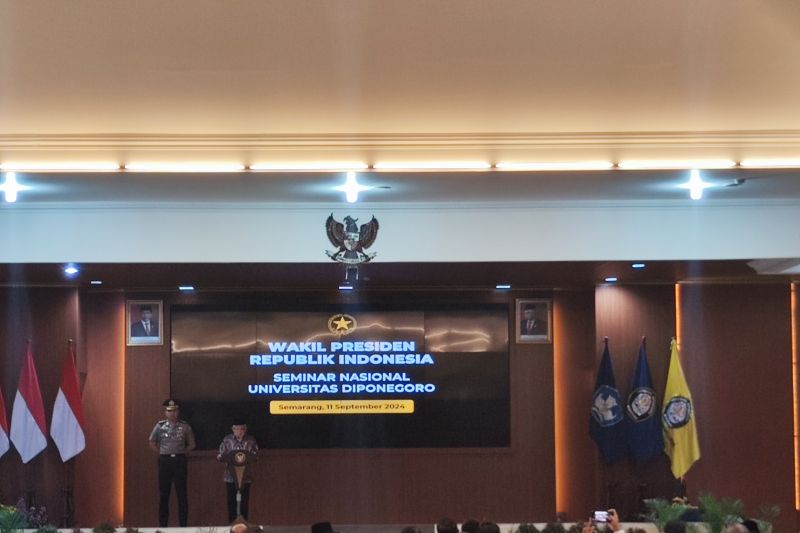 Wakil Presiden Ma'ruf Amin memberi sambutan pada seminar nasional di Universitas Diponegoro, Semarang, Jawa Tengah, Rabu (11/9/2024). ANTARA/Mentari Dwi Gayati