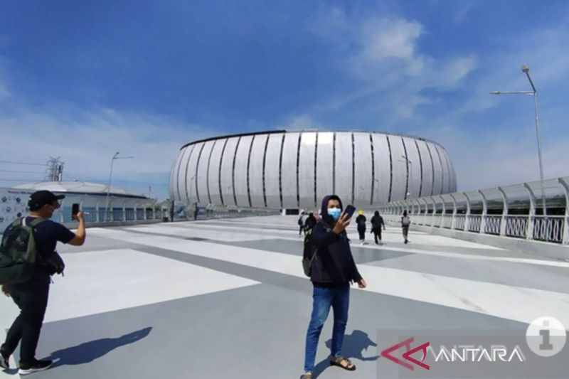 Ilustrasi - Sejumlah pengunjung berswafoto di depan Jakarta International Stadium (JIS). ANTARA/Dewa Ketut Sudiarta Wiguna/am
