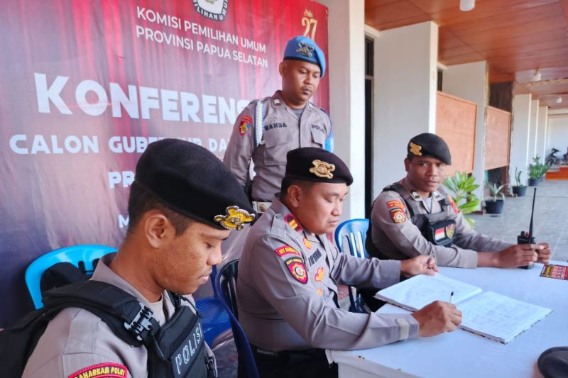 Satgas Operasi Mantap Praja Cartenz II Wilayah Papua Selatan saat melakukan pengamanan di Kantor KPU Provinsi Papua Selatan, Merauke, Rabu (11/9/2024). ANTARA/HO-Humas Polda Papua
