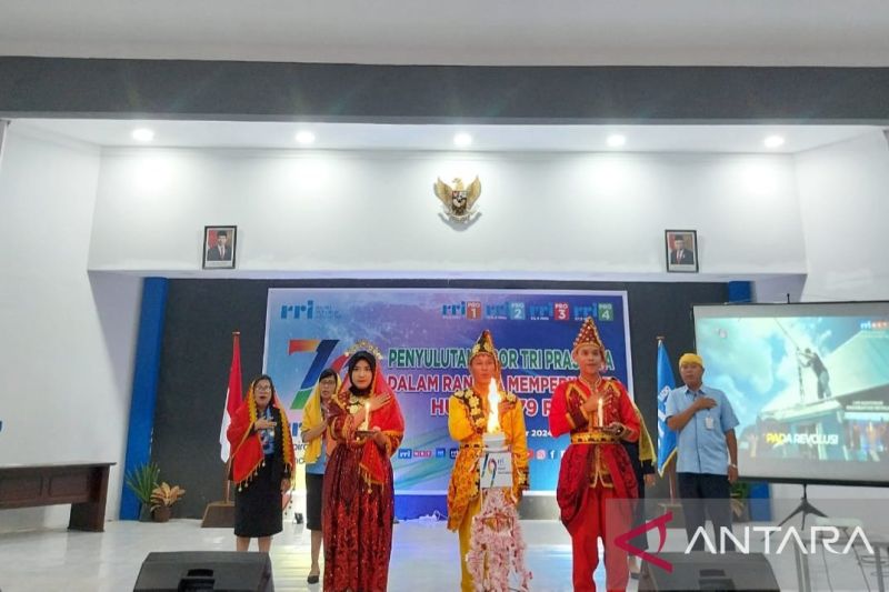 Proses upacara penyulutan Obor Tri Prasetya RRI pada momen HUT ke-79 lembaga penyiaran publik itu di kantor LPP RRI Palu, Rabu (11/9/2024). ANTARA/HO-Annas