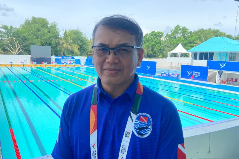 Sekretaris Jenderal Pengurus Besar Persatuan Olahraga Selam Seluruh Indonesia (PB POSSI) Laksamana Muda Rubiyanto saat dijumpai di sela-sela pertandingan PON XXI Aceh-Sumut di Kolam Tirta Raya Banda Aceh, Rabu (11/9/2024). (ANTARA/Khalis Surry)