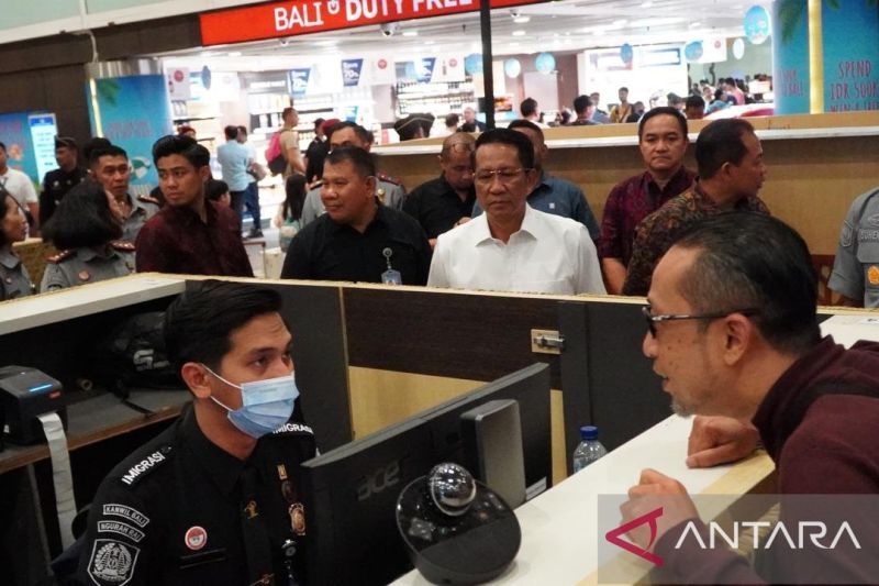 Menteri Hukum dan Hak Asasi Manusia (Menkumham) Republik Indonesia, Supratman Andi Agtas, melakukan kunjungan kerja perdana di Pulau Dewata, dengan meninjau Kounter Imigrasi di Bandara Internasional I Gusti Ngurah Rai, Bali, Minggu (01/09/2024). (ANTARA/ HO-Kemenkumham RI)
