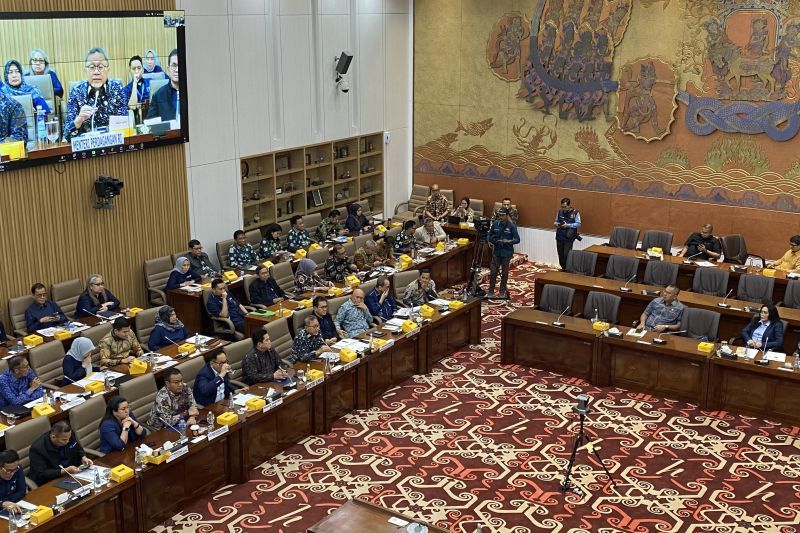 Suasana rapat kerja Komisi VI DPR RI dengan Menteri Koperasi dan UKM, Menteri Perdagangan, dan Menteri BUMN di Jakarta, Rabu (11/9/2024). ANTARA/Shofi Ayudiana