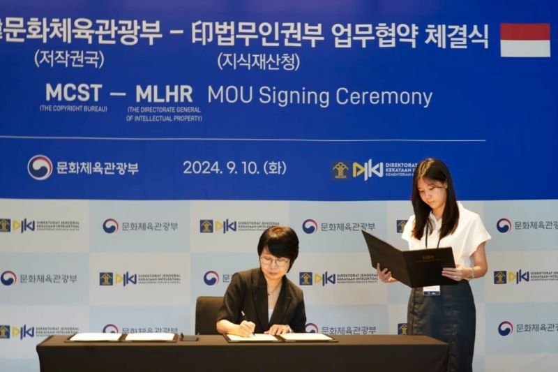 Penandatanganan Memorandum Saling Pengertian (MSP) tentang Kerja Sama di Bidang Pelindungan Hak Cipta antara Indonesia dan Korea Selatan di Seoul, Korea Selatan, Selasa (10/9/2024). (ANTARA/HO-DJKI Kemenkumham)