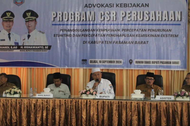 Bupati Pasaman Barat Hamsuardi (tengah) memimpin pertemuan dengan perusahaan kelapa sawit dan pelaku usaha lainnya dalam rangka meningkatkan kebijakan CSR untuk penanggulangan kemiskinan, percepatan penurunan stunting dan percepatan penghapusan kemiskinan ekstrem. ANTARA/Altas Maulana