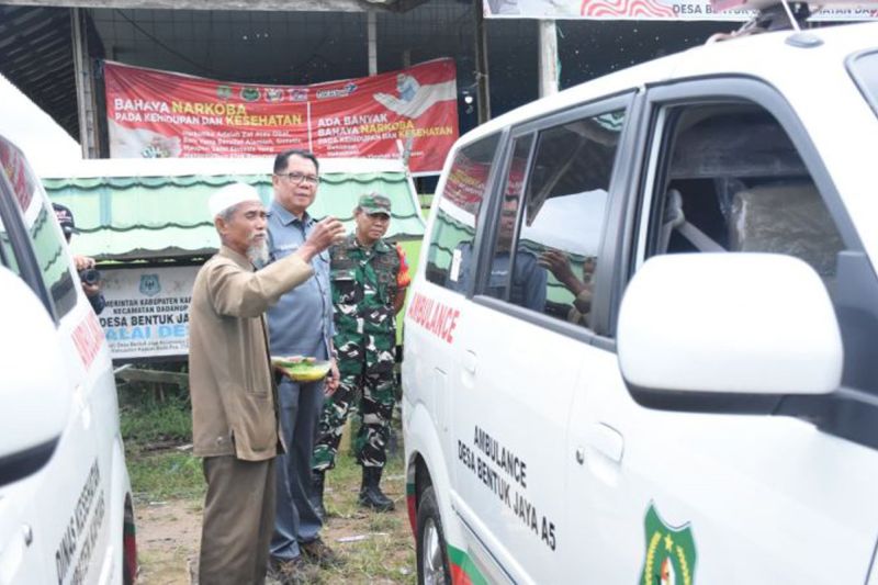 Pj Bupati Kapuas Darliansjah menyerahkan bantuan dua unit mobil ambulans untuk Pemdes Bentuk Jaya, Kecamatan Dadahup, Selasa (10/9/2024). ANTARA/HO-Diskominfosantik Kapuas