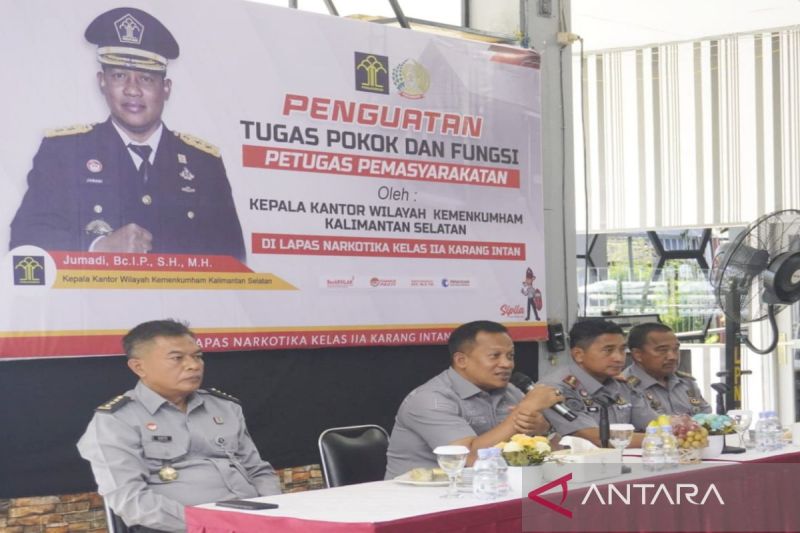 Kakanwil Kemenkumham Kalsel Jumadi saat memberikan arahan penguatan tugas pokok dan fungsi bagi petugas Lapas Narkotika Karang Intan. (ANTARA/Firman)