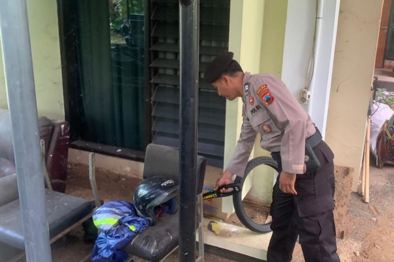 Personel Polda Jateng melakulan sterilisasi di kantor Bawaslu Jateng di Semarang, Rabu (11/9/2024). (ANTARA/HO-Humas Polda Jateng)