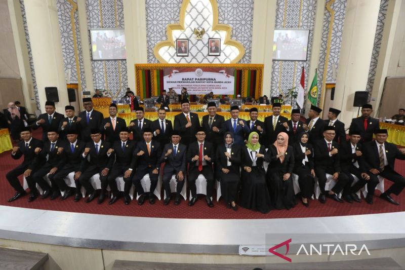 30 anggota DPRK Banda Aceh periode 2024-2029 berfoto bersama usai mengikuti prosesi pelantikan, di Banda Aceh, Rabu (11/9/2024). (ANTARA FOTO/Irwansyah Putra)