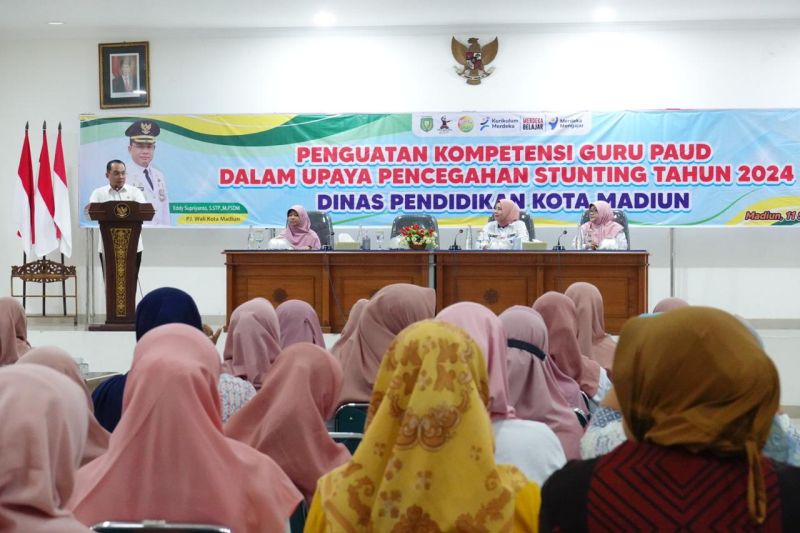 Pj. Wali Kota Madiun Eddy Supriyanto membuka pelatihan kompetensi guru PAUD bertajuk "Penguatan Kompetensi Guru PAUD Dalam Upaya Pencegahan Stunting 2024" di Gedung Diklat Kota Madiun, Rabu (11/9/2024). (ANTARA/HO-Diskominfo Kota Madiun)