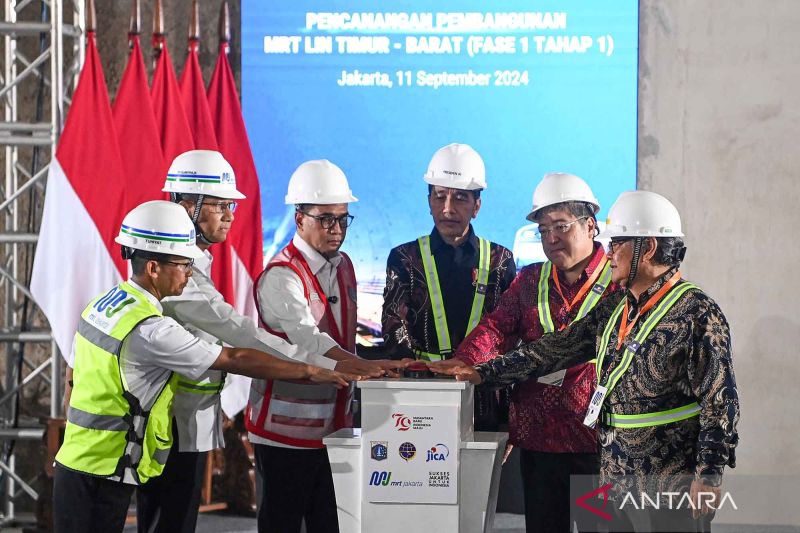 President Joko Widodo (third right) launched the Phase 1 construction project of the East-West Jakarta Mass Rapid Transit (MRT), namely from Medan Satria, Bekasi City, to Tomang, West Jakarta, in Jakarta on Wednesday (September 11, 2024). ANTARA FOTO/Sigid Kurniawan/YU