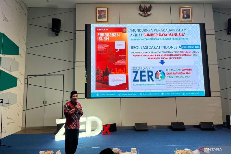 Direktur Pemberdayaan Zakat dan Wakaf Kemenag RI Waryono Abdul Ghafur menyampaikan paparannya di acara ZedX Zakat Enrichment & Idea Exchange di Universitas Islam Internasional Indonesia (UIII) Depok, Jawa Barat, Rabu (11/9/2024). (ANTARA/HO-Kemenag RI)