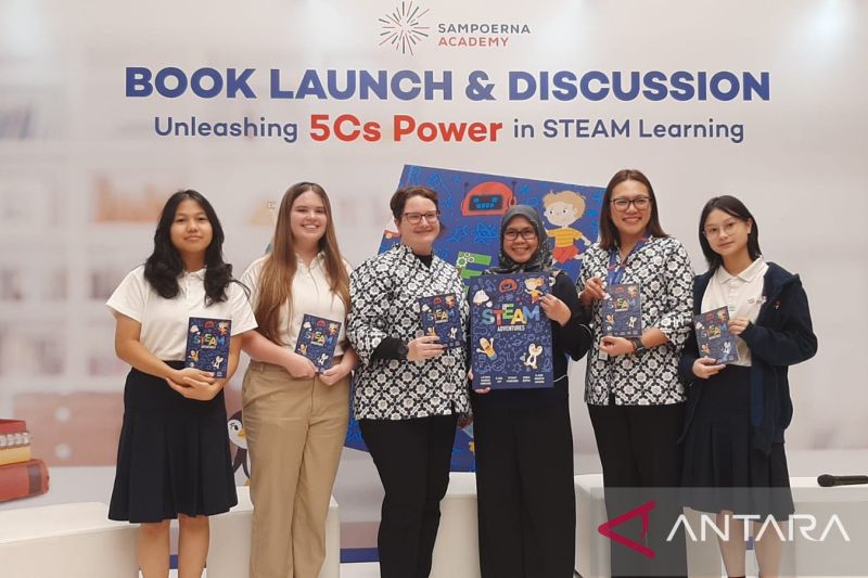 Tiga dari Lima siswa tingkat SMP Sampoerna Academy bersama dewan guru dan praktisi pendidikan mengenalkan buku yang diluncurkan berisi mengenai pembelajaran science, technology, engineering, arts dan mathematics (STEAM) dalam acara Literacy Festival 2024 di Sampoerna Academy Tangerang Selatan, Rabu (11/9/2024). ANTARA/Irfan