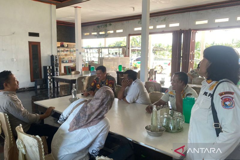 Badan Keuangan Daerah Kabupaten Mukomuko memberikan sosialisasi perda Nomor 2 tahun 2024 tentang pajak di salah satu rumah makan di Kecamatan Kota Mukomuko, Rabu (11/9/2024) ANTARA/Ferri.