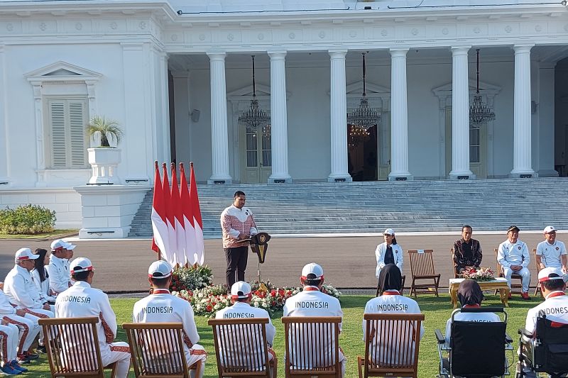Menteri Pemuda dan Olahraga (Menpora) Dito Ariotedjo saat menyampaikan laporan dalam agenda penyerahan bonus untuk para atlet Paralimliade Paris 2024 di halaman Istana Merdeka Jakarta, Rabu (11/9/2024). (ANTARA/Andi Firdaus)