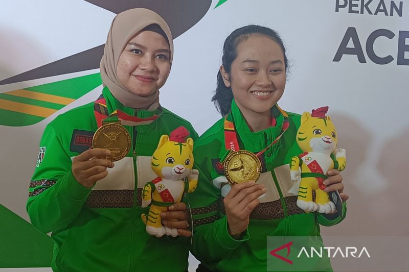 Peboling dari tim Sumatera Utara Nadia Pramanik Nuramalina (kanan) dan Aldila Indryati, memegang medali emas nomor ganda putri dalam PON XXI Aceh-Sumut 2024 di GOR Bowling Hj Rayati Syafrin, Kabupaten Deli Serdang, Sumatera Utara, Rabu (11/9/2024). ANTARA/Donny Aditra
