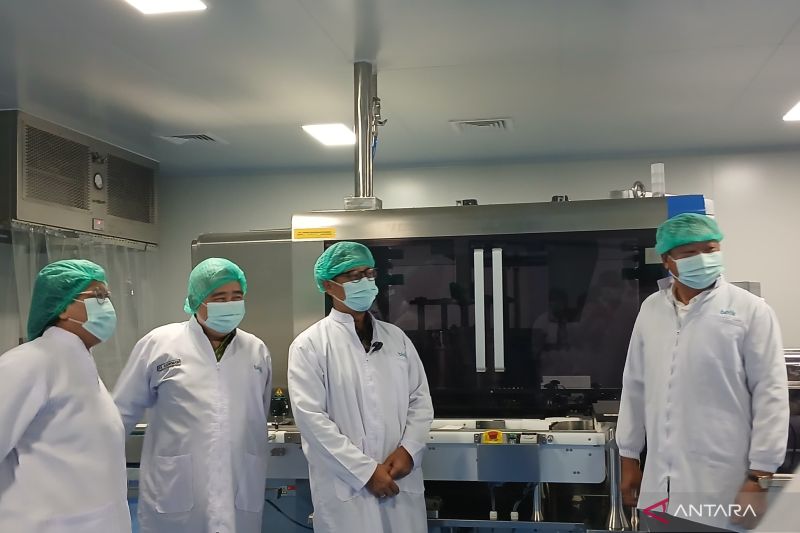Menkes Budi Gunadi Sadikin (tiga dari kiri) saat meninjau fasilitas produksi vaksin PT Biotis di Kabupaten Bogor, Jawa Barat, Rabu (11/9/2024). ANTARA/Lintang Budiyanti Prameswari