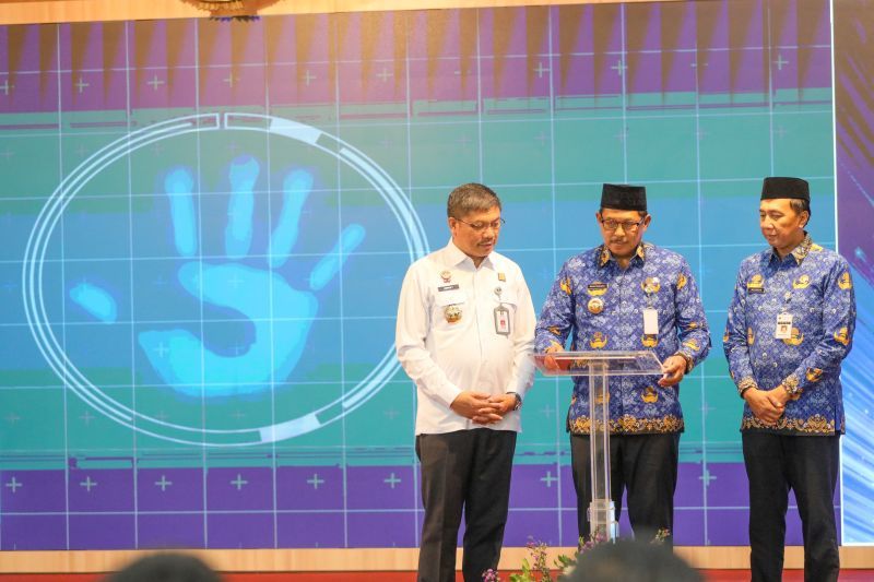 Arsip - Kepala Pusat JDIH Nasional Badan Pembinaan Hukum Nasional Kemenkumham Jonny Pesta Simamora (kiri) mendampingi Penjabat Gubernur Jawa Tengah Nana Sudjana (tengah) saat Pembukaan Rakor Pengelola JDIH Provinsi Jateng di Kantor Gubernur Jateng, Semarang, Rabu (17/7/2024). ANTARA/HO-Pemprov Jateng